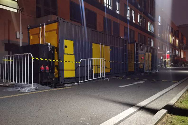 城关柴油发电机组的输出电压是如何调节的？