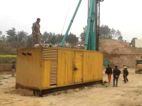 城关如何判断水冷式机油散热器密封件是否需要更换？